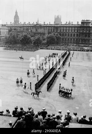 La reine Elizabeth fait l'histoire - la première reine à prendre le Salut trooping - la reine à cheval Winston, un cheval de police, à travers les gardes de cheval défilent pendant la cérémonie Trooping la couleur, au cours de laquelle sa majesté a pris le salut= la première reine à jamais faire ainsi. La cérémonie a marqué l'anniversaire officiel de la Reine. Les couleurs trooped étaient celles des 2nd. Bataillon, gardes écossais. 5 juin 1952. (Photo de Planet News Ltd.). Banque D'Images