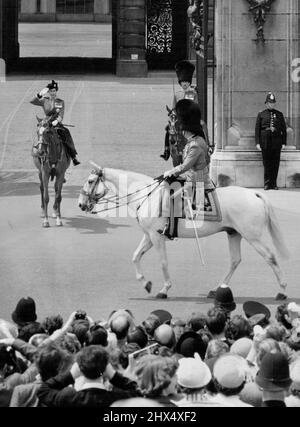 Reine saluée par son oncle au Palais - la Reine retourne le salut de son oncle, le duc de Gloucester devant le palais de Buckingham, Londres, au jour le jour (jeudi) quand les gardes ont défilé devant la Reine après la cérémonie de Trooping la couleur, en célébration de son anniversaire officiel, sur le défilé des gardes à cheval. 5 juin 1952. (Photo de Reuterphoto). Banque D'Images