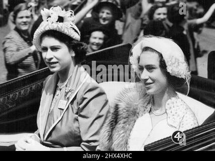 Pailles Princess Wear pour Ascot. Les princesses Elizabeth et sa sœur passent par les portes d'Or pour entrer dans le cours d'Ascot. Tandis que sa sœur préfère un chapeau de paille avec voile, la princesse Elizabeth porte une paille légère ornée de tournesols. Le Roi et la Reine, suivis par les Princesses et d'autres membres de la famille royale, ***** Dans l'état le long du cours à Ascot, Berkshire, pour le jour d'ouverture de l'année la plus à la mode ***** réunion. 14 juin 1949. Banque D'Images