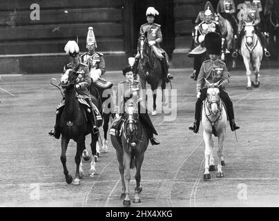 Le duc d'Édimbourg assiste à Trooping The Color : le duc d'Édimbourg, qui participe pour la première fois à la cérémonie de Trooping The Color, se déplace derrière la Reine alors qu'il quitte le palais de Buckingham pour assister au défilé des gardes à cheval de Londres. Le duc porte le chapeau plumé et l'uniforme d'un maréchal et porte son bâton de maréchal. 11 juin 1953. (Photo selon le standard du soir). Banque D'Images