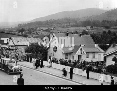 Visite royale - Victoria. --- dans ce cadre pittoresque, la Reine et le duc d'Édimbourg sont vus en quittant la 'petite église blanche' à Warburton - église presbytérienne de St. Andrew, Warburton. La Reine parle au RT. Rév. C.a. Watson, modérateur de l'église presbytérienne. 12 mars 1954. Banque D'Images