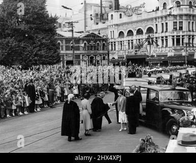 Quittant Greymouth, en Nouvelle-Zélande, la Reine et le duc d'Édimbourg disent adieu au maire F. W. Baillie, alors qu'ils poursuivent leur visite de l'île du Sud. 25 janvier 1954. Banque D'Images