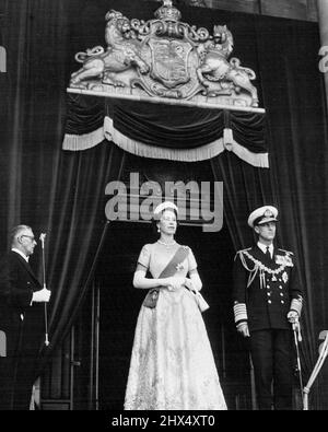 La reine Elizabeth et le duc d'Édimbourg en haut des marches de la Maison du Parlement Wellington, en Nouvelle-Zélande, après que la reine ait ouvert le Parlement néo-zélandais. La Reine portait sa robe de couronnement, son taupe blanc, le tiara de diamant et le bleu ordre de la jarretière attaché avec une broche cloutée de diamant. 21 mars 1952. Banque D'Images