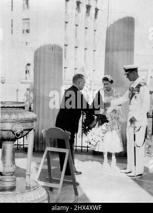 C'était un moment solennel pour la Reine qui a placé une couronne sur le Sanctuaire du souvenir. 19 mars 1954. Banque D'Images