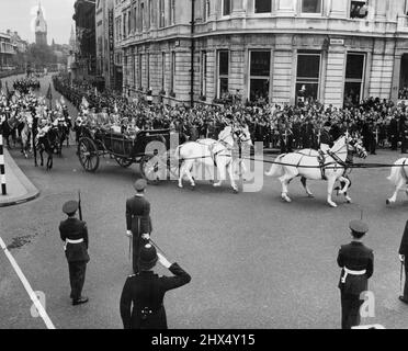 La Reine et le duc d'Édimbourg, le prince Charles et la princesse Anne, se rentrent au Palais de Buckingham en voiture, devant la statue du roi Charles. 15 mai 1954. (Photo par Daily Mirror). Banque D'Images