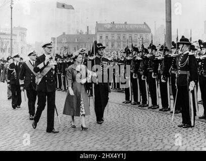 La Reine à Oslo -- la Reine inspecte une compagnie de la garde des rois à l'arrivée à Oslo. De gauche à droite : le roi Haakon, la reine, le duc d'Édimbourg et le capitaine skutle de la garde du roi. 25 juin 1955. (Photo de Paul Popper, Paul Popper Ltd.). Banque D'Images