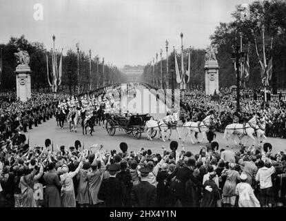 La fin D'Un voyage de mémoire - ses longs et longs voyages presque terminés, H. M. la Reine est vue dans le Landau d'État avec sa famille, comme il tourne autour du Mémorial de la Reine Victoria pour entrer dans le Palais de Buckingham, apportant sa Majesté à nouveau à la maison après son voyage de six mois dans le Commonwealth. Les foules très enthousiastes dans le centre commercial se mettent en vague et applaudissent dans une « maison de bienvenue » heureuse. 15 mai 1954. (Photo de Fox photos). Banque D'Images