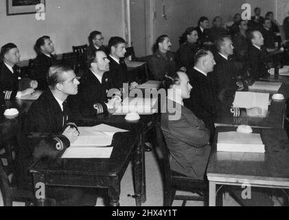 Le duc d'Édimbourg assiste à un cours d'état-major au Royal Naval College -- le lieutenant, le duc d'Édimbourg (à gauche), pose un problème lors d'une discussion avec le commandant W.G.F. Bird, Royal Navy (à droite) au Royal Naval College. Le duc d'Édimbourg, lieutenant naval, a suivi un cours d'état-major au Royal Naval College. Le cours dure jusqu'à la mi-septembre et est conçu non seulement pour qualifier les officiers pour l'exécution des fonctions du personnel - mais aussi pour porter plus loin les studios d'histoire, de stratégie, et les arts de la guerre. 13 mai 1948. (Photo de Planet News Ltd.). Banque D'Images