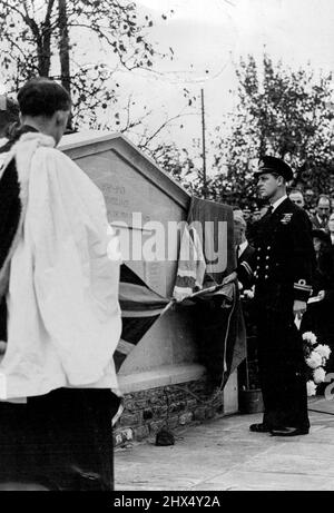 Lieutenant Mountbatten Unveils War Memorial -- le lieutenant Philip Mountbatten a joué son premier engagement public dans la ville de Corsham, dans le Little Wiltshire, où il a servi avec le HMS Royal Arthur, lorsqu'il a dévoilé le monument commémoratif de guerre de la ville, un jardin du souvenir. Avant la cérémonie, il a été présenté à Miss A. Tennant et Miss L.J. Rigden qui a donné le jardin à la ville. Détachements de la Marine royale, ***** , L'armée, la RAF et la WAAF des stations locales ont participé à la Parade. 11 avril 1947. (Fonctions photo par miroir) Banque D'Images