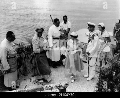 La reine Salote des Tonga accueille ses invités royaux, la reine Elizabeth et le duc d'Édimbourg, alors qu'ils se démettent de la barge royale, en commençant une visite de deux jours dans le royaume de l'île. Derrière le duc d'Édimbourg se trouve la Dame de la Reine ***** .Deux reines - l'un des nombreux moments heureux de la visite de la reine aux Tonga est sa rencontre avec la grande reine Salote. Cette photo, prise quelques secondes après qu'elle ait été accueillie par la reine Salote, montre la reine souriante sur le point d'approcher le premier ministre, fils du souverain de Tongan. Le duc d'Édimbourg, resplendissant dans l'uniforme et les décorations blanches, est heureux souriant Banque D'Images