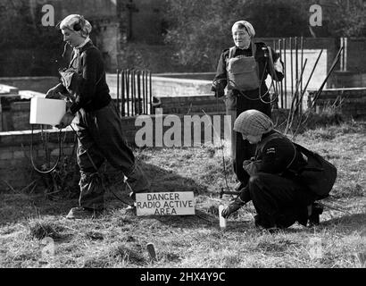 Vêtues pour combattre l'atome -- ces trois filles britanniques vêtues de poursuites anti-atomiques participent à une démonstration à Winchester, Hampshire, des dispositifs pour protéger les travailleurs de la défense civile dans la gestion des résultats d'une explosion de bombe atomique. L'instrument Box est un compteur Geiger utilisé pour déterminer si une zone est active si la radio. 20 février 1950. (Photo de Paul Popper Ltd.). Banque D'Images