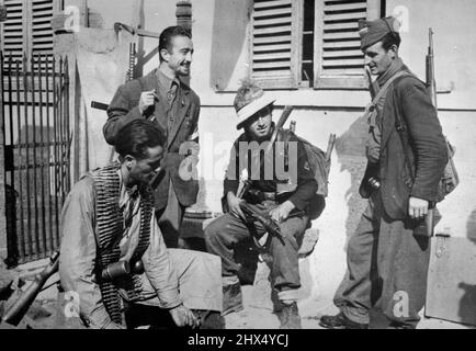 Les Patriotes italiens vérifient leurs armes dans LoianoAn libéré le patriote italien vérifie sa mitrailleuse tandis que trois de ses camarades, également lourdement armés, se tiennent debout et se converse dans le centre de communication libéré de Loiano. Les Patriots ont joué un rôle majeur dans la libération de la ville, qui a été complètement débarrassée de l'ennemi par la Cinquième Armée alliée sous la direction du lieutenant-général américain Mark W. Clark le 6 octobre 1944. Loiano se trouve à seulement 14 miles (22 km) au sud de Bologne, une ville industrielle et de communication importante qui garde toujours des positions allemandes dans le nord de l'Italie. 15 novembre 1944. (Photo par U.S. Officer of War Info Banque D'Images