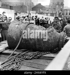 Bombes perdues de Londres chargées sur la remorque un gros plan de la bombe révèle la distorsion qu'elle a subi avec l'argile de Londres il y a neuf ans. C'est ce qui a provoqué la boucle du fusible de deux pieds de long. Le nez de la bombe manque encore quelque part au bas de l'arbre de 30 pieds. Il n'a pas de fusible et ne doit pas être dangereux. 26 septembre 1949.(photo de Pictorial Press). Banque D'Images