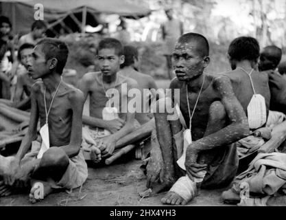 Les dernières photos d'Indonésiens affamés et malades laissés par les Japonais en retraite dans le territoire désormais libéré de la Nouvelle-Guinée des pays-Bas. Ces hommes et ces garçons, qui étaient auparavant en bonne santé, ont été amenés en grand nombre par les Japonais dans la zone d'avant en tant que travail forcé. Ils ont été soit kidnappés, soit contraints sous toutes sortes de faux prétextes. Trois javanais, après leur expérience éprouvante. L'un d'eux est simplement recouvert de plaies et de plaies sales sans surveillance. 14 août 1944. (Photo par le service d'information du gouvernement des Antilles néerlandaises). Banque D'Images