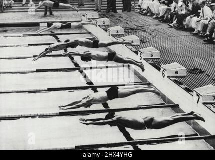 Début de la première chaleur première ronde de cent mètres pour les hommes. Bruce Bourke (Australie) quitte le deuxième bloc de départ. Alex Jany (France) quitte le bloc numéro trois. 02 octobre 1948. (Photo de Reuterphoto) Banque D'Images