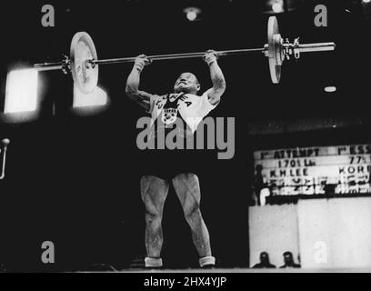 Burly Bantam: Korea K. H. Lee prend la tension en concurrence dans la division de poids Bantam des Jeux Olympiques Concours de musculation à Empress Hall, Earls court, Londres, aujourd'hui 9 août. 9 août 1948. (Photo par photo de presse associée). Banque D'Images