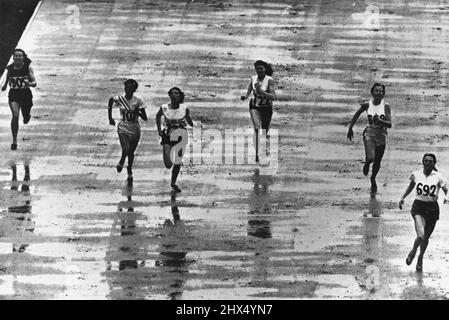 La finale des 200 mètres pour femmes. De gauche à droite, D. Robb (Afrique du Sud) sixième, A. Patterson (États-Unis) troisième A. Williamson (Grande-Bretagne) deuxième, M. Walker (Grande-Bretagne) cinquième, S. Strickland (Australie) quatrième, F. Blankers-Koen (pays-Bas) premier. 01 janvier 1948. Banque D'Images