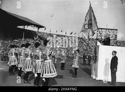 Jeux Olympiques : cérémonie de clôture à Wembley - la scène de clôture à Wembley. Le Lord Mayor de Londres est vu tenir le drapeau olympique après qu'il l'ait reçu pour tenir en sécurité jusqu'aux prochains Jeux Olympiques à Helsinki. 14 août 1948. (Photo de Sport & General Press Agency, Limited). Banque D'Images