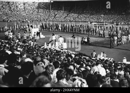 Les Jeux Olympiques : cérémonie de clôture à Wembley - Une vue générale du Stade comme M. J. Sigrid Edstrom, président du Comité International Olympique, fait son discours de clôture. 14 août 1948. (Photo de Sport & General Press Agency, Limited). Banque D'Images