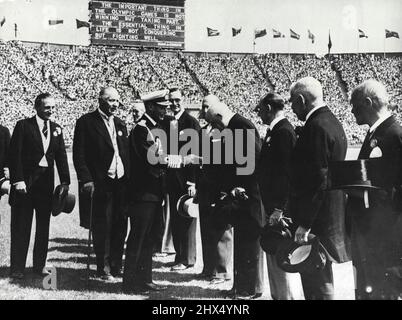 Ouverture de la XIVème Olympiade à Wembley : vue générale du roi George VI (en uniforme naval) saluant les membres du Comité international olympique lors de l'ouverture de la XIVème Olympiade à Wembley, aujourd'hui 29 juillet. 29 juillet 1948. (Photo de l'Associated Press Ltd.) Banque D'Images