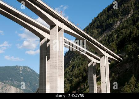 Routes arrière Nord de l'Italie - Drive 1, routes arrière Nord de l'Italie, Italie, Valle d'Aoste, A5 pont autoroutier enjambant la vallée Banque D'Images