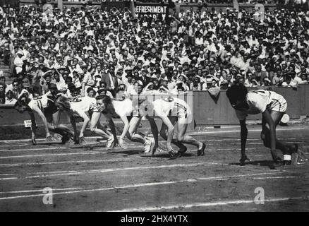 Les Jeux Olympiques: Le début de la première ronde des femmes des 100 mètres à l'Empire Stadium, Wembley, au jour le jour (samedi). De droite à gauche sont : A. Patterson (É.-U.), J. A. King (Australie), Kretschmer de Bucicardi, B (Chili), G. V. Lovso Nielson (Danemark) et W. S. Jordan (Grande-Bretagne). 31 juillet 1948. (Photo de l'Association olympique de photo). Banque D'Images