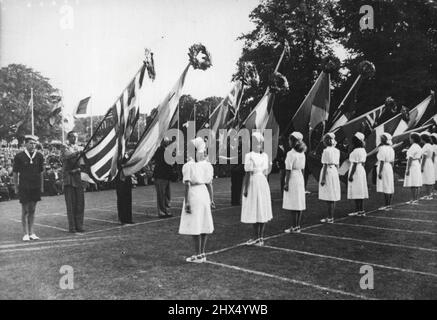 Jeux Olympiques: Yachting à Torquay - filles en blanc place lauriers couronnes sur les drapeaux des concurrents. Cérémonie de clôture à l'abbaye de Torre et distribution des prix aux concurrents par le major Sir Ralph Gore, Bt. 13 août 1948. (Photo de Reuterphoto). Banque D'Images