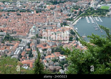 Routes arrière Nord de l'Italie - Drive 4, routes arrière Nord de l'Italie, Italie, Lombardie, Lac de Côme, Côme, Vue sur la ville depuis Brunate Banque D'Images