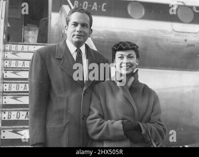 Margot et son mari Accueil -- Dr. Roberto Arias et sa femme quittant l'avion. La Prima ballerina de Grande-Bretagne Margot Fonteyn et son mari, le docteur Roberto Arias - nouvellement nommé ambassadeur panaméen Grande-Bretagne ont volé de nouveau à Londres hier de leur lune de miel aux Bahamas. 18 février 1955. (Photo par image standard du soir) Banque D'Images