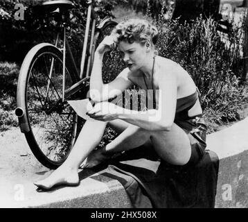 On lui dit de garder son maillot -- Blond Elaine Stritch, sous-étudiant à Ethel Merman dans le succès de Broadway, 'appelez-moi Madame', porte des shorts et des halter qui ont causé son arrestation à Central Park dimanche. Aujourd'hui, elle a été condamnée à une amende de $1 ans et a été racontée par le magistrat Emilio Nunes : « une belle fille comme vous pourrait provoquer une petite émeute et faire venir une foule nombreuse à se rassembler en retirant votre chemise ». "Eh bien", elle répondit: "J'étais là toute la journée et rien ne s'est passé".Blonde Elaine Stritch sous-étudie à Ethel Merman dans Call Me Madame, porte des halter et des shorts qui ont causé son arrestation à Central Park, New York. Fining elle un dollar, le magistrat Banque D'Images