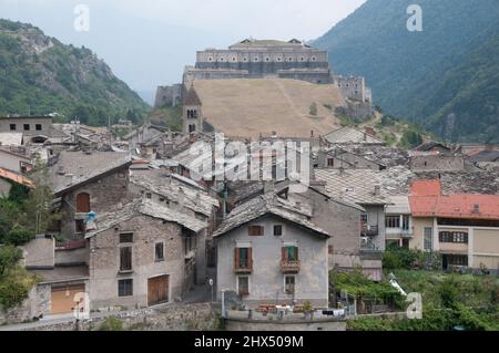 Routes arrière Nord de l'Italie - Drive 1, routes arrière Nord de l'Italie, Italie, Piémont, Exilles, vue sur le village avec le fort d'Exilles en arrière-plan Banque D'Images