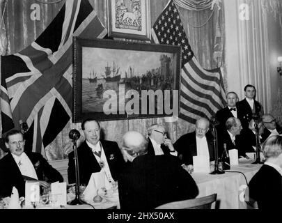 Les pèlerins honorent le nouvel ambassadeur américain -- de gauche à droite :- Sir Campbell Stuart, Alderman Denys Lowson (Lord Mayor of London), M. Ernest Bevin (ministre britannique des Affaires étrangères), M. Walter S. Gifford (ambassadeur américain) et le vicomte Halifax (ancien ministre des Affaires étrangères et ancien ambassadeur britannique à Washington). Sur fond de drapeaux britanniques et américains et d'une peinture représentant la voile des Pères pèlerins dans le Mayflower en 1620, les pèlerins de Greet Britain ont accueilli ce soir le nouvel ambassadeur américain en Grande-Bretagne. M. Walter S. Gifford, dîner au Savoy de Londres Banque D'Images