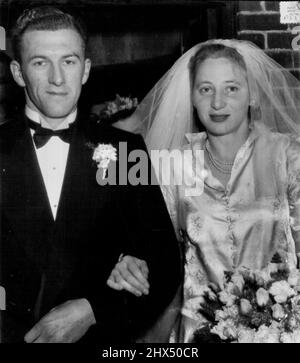 Shirley Strickland et son mari Laurence Delahunty quittent l'église Saint-Matthews, à Guildford, après le mariage, le 1 juin. L'Ouest à Wedding -- Shirley Strickland, hurdler olympique, et son mari, Laurence Delahunty, quittant l'église anglicane Guildford, Perth, après leur mariage hier soir. Mlle Strickland s'est effondré et a pleuré quand elle est arrivée à la porte de l'église. 02 juin 1950. (Photo par Daily News). Banque D'Images