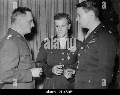 Les héros de la grande bataille aérienne décoré -- le lieutenant général Carl Spaatz, (à gauche) commandant les forces aériennes stratégiques américaines en Europe, discutant avec le capitaine Ray S. Wetmore, de Kerman. Calif; (au centre) et le lieutenant-colonel Robert P. Montgomery de Bethléem, Pennsylvanie, après les avoir décorés de la Croix des services distingués Wetmore a mené une formation de six Mustangs et a engagé plusieurs fois de grandes formations de l'ennemi, détruisant lui-même deux combattants ennemis : tandis que le lieutenant colonel Montgomery a dirigé sa section de huit Mustangs pendant la bataille, détruisant trois avions ennemis lui-même pendant que son commandement comptait pour vingt Banque D'Images