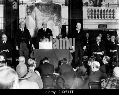 Pour discuter de l'avenir de l'Inde -- la récente réunion de l'Indian Empire Society au Cannon-Street Hotel, Londres. De gauche à droite : Lord Inchape, Sir Claude ***** , Lord Summer (président), M. Winston Churchill, Lord Danesford et Lord Greenway. 22 janvier 1931. Banque D'Images