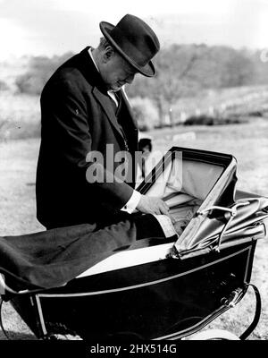 Le cinquième petit-enfant de Churchill baptisé le nouveau-né - baptisé bébé vient pour l'attention de son grand-père illustre alors qu'il se trouve dans son pram à la partie de baptême qui a suivi le service à Westerham aujourd'hui (dimanche). M. et Mme Winston Churchill étaient présents à l'église Westerham, dans le Kent aujourd'hui (dimanche de Pâques) pour le baptême de leur cinquième grand-chef, Arthur Nicholas Winston Soames, premier enfant de leur fille de Marie, qui, en février 1947, était mariée au capitaine Christopher Soames. 28 mars 1948. (Photo de Reuterphoto). Banque D'Images