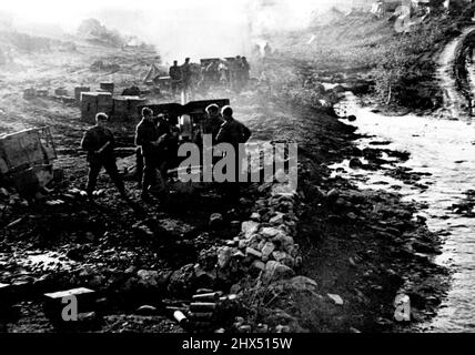 Les Gunners de la huitième armée battent la météo générale et le général Kesselring.une vue en hauteur de 25 pdr. Canons de l'Artillerie royale en action.pendant les fortes pluies dans leur terrain montagneux 8th. Les batteries d'artillerie moyenne et lourde de l'armée ont eu des difficultés extrêmes à trouver des emplacements appropriés. De nombreux canons doivent être déplacés par les tracteurs vers de nouveaux sites car ils ont coulé dans la boue autant que pour entraver les opérations. Malgré ces soldats du 8th. Brisent les dernières défenses connues de la ligne de Kesselring, avançant régulièrement sur un front de 25 milles. 02 décembre 1943. (Photo par British Official Photograph). Banque D'Images