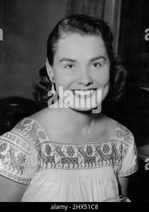 Mme Vic Seixas, épouse du capitaine de la coupe Davis des États-Unis, a apporté de la couleur aux courts de tennis d'Australie. Tout en regardant son mari s'entraîner pour le concours contre l'Australie, elle portait cette grenouille en coton tissé à la main de style paysan qu'elle a achetée à Mexico. La jupe est tissée en vert jade avec une trame blanche, tandis que le haut de la blouse blanche inverse les couleurs - elle est brodée gaious en vert jade. 26 décembre 1952. (Photo par les nouvelles et le courrier). Banque D'Images