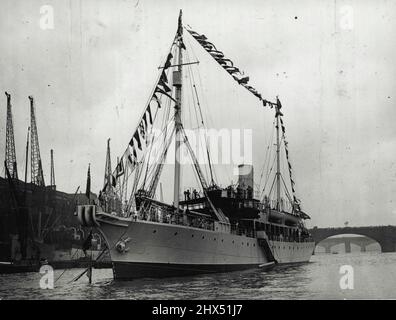 Visite du Telegraph Cable Ship 'Monarch' à Pool of London -- H.M.T.S. 'Monarch' photographié dans la piscine de Londres le pont en arrière-plan est London Bande. La semaine du téléphone a été inaugurée par le ministre des postes, Sir Kingsley Wood, et le maire par intérim de Londres, Sir Kynaston Studd, lorsqu'ils ont inspecté le télégraphe 'Monarch' qui était ancré dans la piscine de Londres. 01 octobre 1934. (Photo par Universal). Banque D'Images