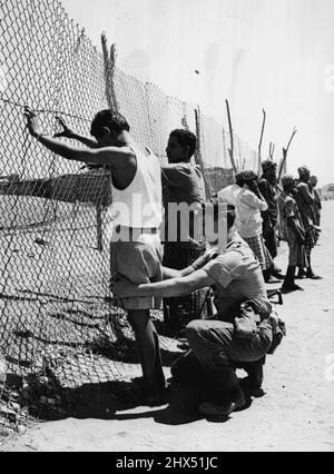 Action défendue par la Grande-Bretagne dans l'État d'Aden. Un soldat britannique fait des recherches sur quelqu'un, après que des pistolets et du matériel de propagande aient été trouvés dans une grande opération de recherche, et qu'une imprimerie ait été saisie. Un porte-parole militaire britannique affirme que quatre membres importants du Front national égyptien pour la libération du Yémen du Sud occupé ont été arrêtés aujourd'hui dans l'État d'Aden. Trois pistolets, lettres et matériel de propagande ont été découverts au cours d'une gigantesque opération de recherche. 11 octobre 1945. Banque D'Images