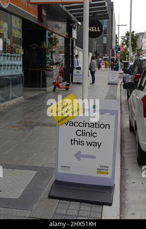 CHRISTCHURCH, NOUVELLE-ZÉLANDE, 1 MARS 2022 : la signalisation dirige les membres du public vers une clinique de vaccination Covid-19 à Christchurch. Banque D'Images