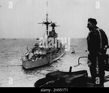 Exercices d'été de la flotte domestique britannique - H.M.S. Malaya à l'ancre comme vu de la plate-forme de vol de H. M. porte-avions 'Furious. 03 juillet 1933. Banque D'Images