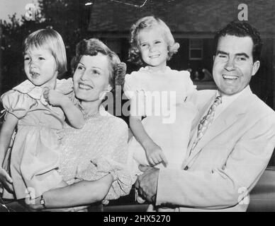 Le vice-président des États-Unis Richard M.Nixon et la famille -- le vice-président des États-Unis préside le Sénat et est le premier dans la ligne de succession à la présidence. Le vice-président Richard M.Nixon est présenté avec son épouse, Patricia et leurs deux enfants Julie, 4 ans, et Patricia 6 ans. 15 juillet 1952. Banque D'Images