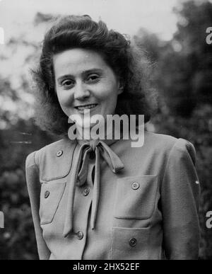 La Silent Woman -- Mme Odette Marie Celina Sansom, G.C., M.B.E. photographiée de jour en jour, mardi, pendant les vacances dans le Hampshire. L'attribution de la Croix de George à une femme britannique qui refusait de trahir ses camarades sous la torture nazie a été annoncée aujourd'hui, mardi. Envoyée en France occupée, Mme Odette Marie Celina Sansom, MBE, a été arrêtée par la Gestapo. Les Allemands avaient besoin d'informations sur deux officiers, mais en dépit de la torture infligée avec un fer chaud et de l'enlèvement de tous ses ongles d'orteil, M. Sansom a gardé le silence. 20 août 1946. Banque D'Images