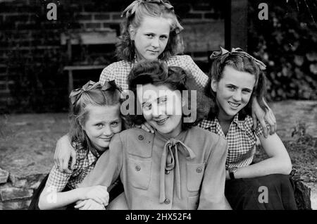 La Silent Woman -- Mme Sansom, G.C, MBE, avec Marianne, Lily et Françoise, Photographié en vacances aujourd'hui, mardi. L'attribution de la Croix de George à une femme britannique qui refusait de trahir ses camarades sous la torture nazie a été annoncée aujourd'hui, mardi. Envoyée en France occupée, Mme Odette Marie Celina Sansom, MBE, a été arrêtée par la Gestapo. Les Allemands avaient besoin d'informations sur deux officiers, mais en dépit de la torture infligée avec un fer chaud et de l'enlèvement de tous ses ongles d'orteil, M. Sansom a gardé le silence. 20 août 1946. Banque D'Images