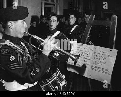 Le chef de l'escadron Fred Clarke 40, commandant de l'escadron ATC Borough Green, était un homme inquiet. En face de lui se trouvaient six cadets encore plus inquiets portant de nouveaux cornets étincelants. « S'il vous plaît, les garçons, essayez de vous souvenir » le C6.begged. Un des garçons leva son cornet sur ses lèvres et jouait. Le chef d'escadron Clarke a claché ses mains au-dessus de ses oreilles. Le DC grogna. En une semaine, le groupe devait jouer à une fête dans le jardin, et les garçons avaient oublié les morceaux qu'ils avaient pendus par cœur. Ce qui était pire, ils ne savaient pas une note de musique. 8 mars 1949. (Photo par D Banque D'Images