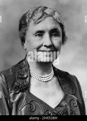 Histoire DE Helen Keller sur CBS Television -- 'Helen Keller dans son histoire' aura son premier réseau diffusé exclusivement sur CBS Television Network, dimanche 26 juin, de 5 h 00 à 6 h 00, HAE, En l'honneur du célèbre anniversaire de l'humanitaire de 75th.le film nommé l'un des 10 meilleurs de 1954 par l'Office national de revue de film, sera présenté par Arthur Godfrey. Mlle Katharine Cornell est le narrateur sur film.Helen Keller, aveugle et sourd auteur et ***** , A observé son lundi d'anniversaire de 75th à Easton, Connecticut, en lisant une Bible en braille et en se réjouissant que 'je suis si en bonne santé'. 28 juin 1955. (P Banque D'Images
