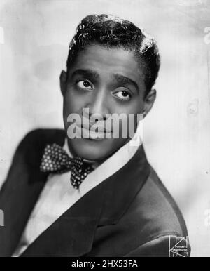 Sammy Davis Jr. En vedette avec will Mastin Trio Sammy Davis, Jr., apparaît avec le trio will Mastin lors de l'ouverture du spectacle vaudeville aujourd'hui au Palomar. 10 octobre 1949. (Photo de l'artiste d'enregistrement Capitol). Banque D'Images