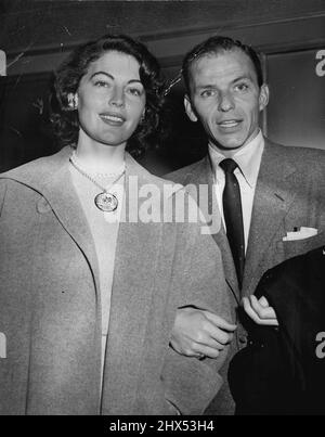 Rendez-vous à Vaudeville -- la star chantante Frank Sinatra et l'actrice Ava Gardner sourient pour les photographes qui assistaient deux fois par jour au théâtre du palais ce soir. En attendant son dernier décret du Nevada de sa femme, Nancy, Sinatra et l'actrice glamour, on s'attend à ce qu'il se marient quand il est libre. 29 octobre 1951. (Photo de Herbie Scharfman, International News photos). Banque D'Images