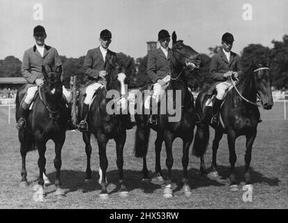 Olympic Riders au spectacle équestre royal de Richmond - une partie de l'équipe d'équitation olympique photographiée aujourd'hui à Old Deer Park Richmond. Ils sont, de gauche à droite : le colonel H. Llewellyn sur Monarch; W. White sur Nizefella; Allan Oliver (le plus jeune membre de l'équipe) sur Aherlow; Et Peter Robeson sur Craven A. plus d'inscriptions que jamais participent au spectacle équestre royal de Richmond qui a ouvert aujourd'hui à Old Deer Park, le point culminant de la journée a été l'apparition de membres de l'équipe olympique d'équitation, HM la Reine assistera au spectacle samedi. 12 juin 1952. (Photo de Fox photos). Banque D'Images